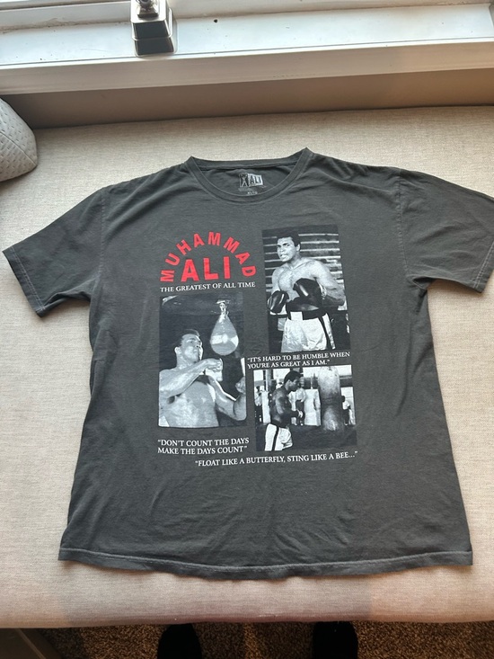 Source Unknown Other - Collectible Black Muhammad Ali Graphic Tee with Red Accent. M46
